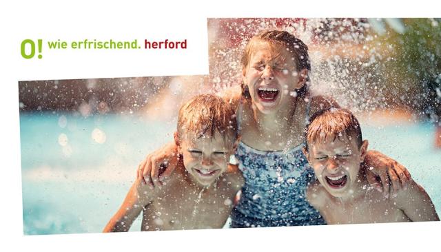 Foto von 3 lachenden Kindern im Freibad mit dem Text: O! wie erfrischend. herford